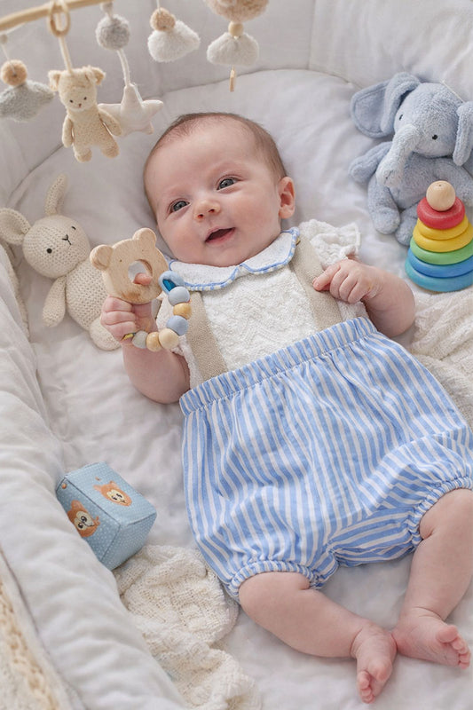 Pagliaccetto in tela di cotone ricamato effetto lino rigato con bretelle applicate in tela juta e taglio con rouches