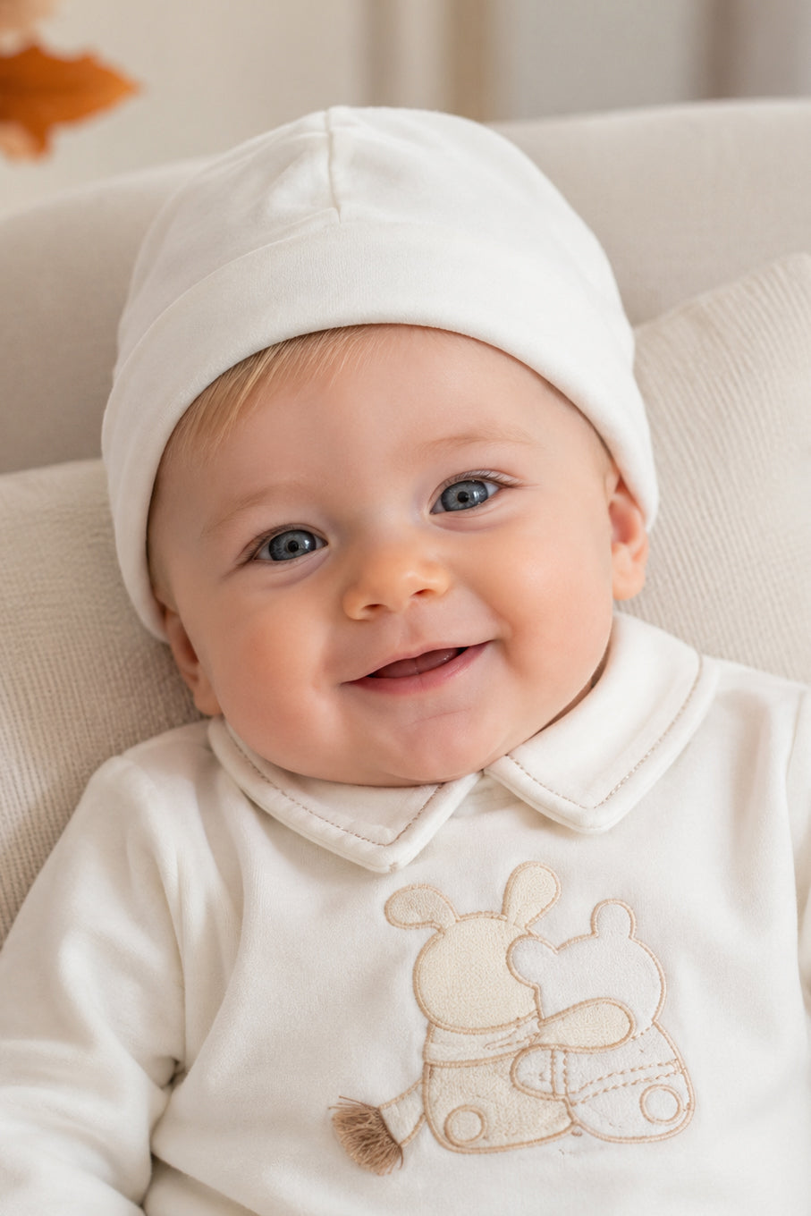 Cappellino neonato in ciniglia con risvolto