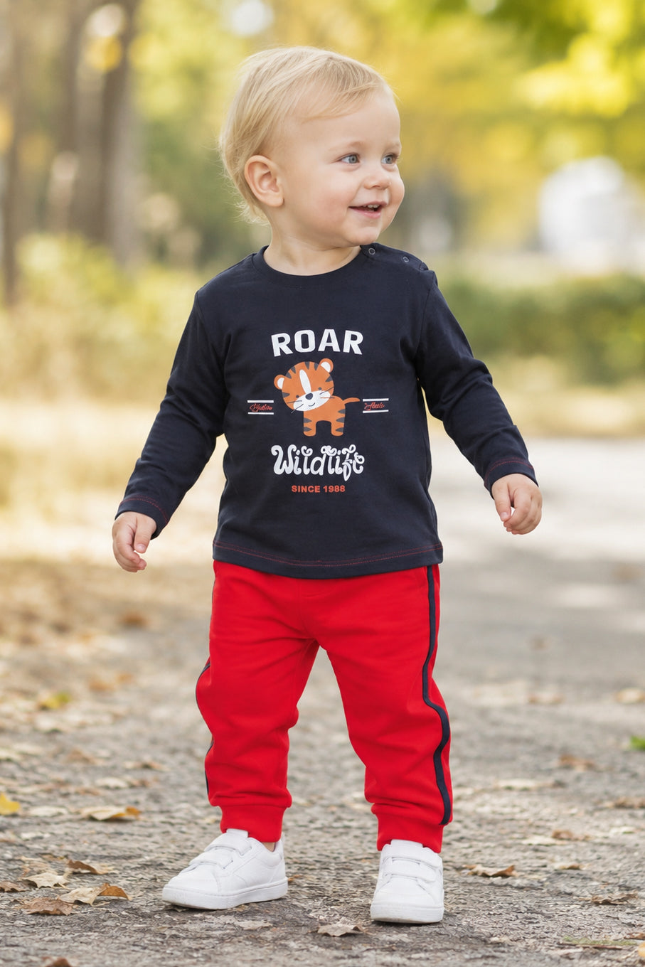 Completo: maglia in cotone elasticizzato garzato con stampa e pantalone in felpa garzata con bande