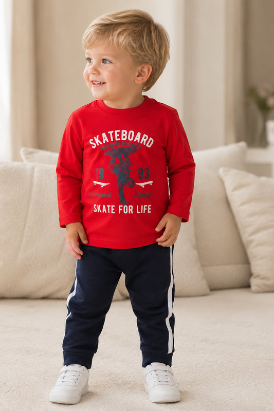 Completo: maglia in cotone con stampa e pantalone in felpa policotton con bande laterali e tasche