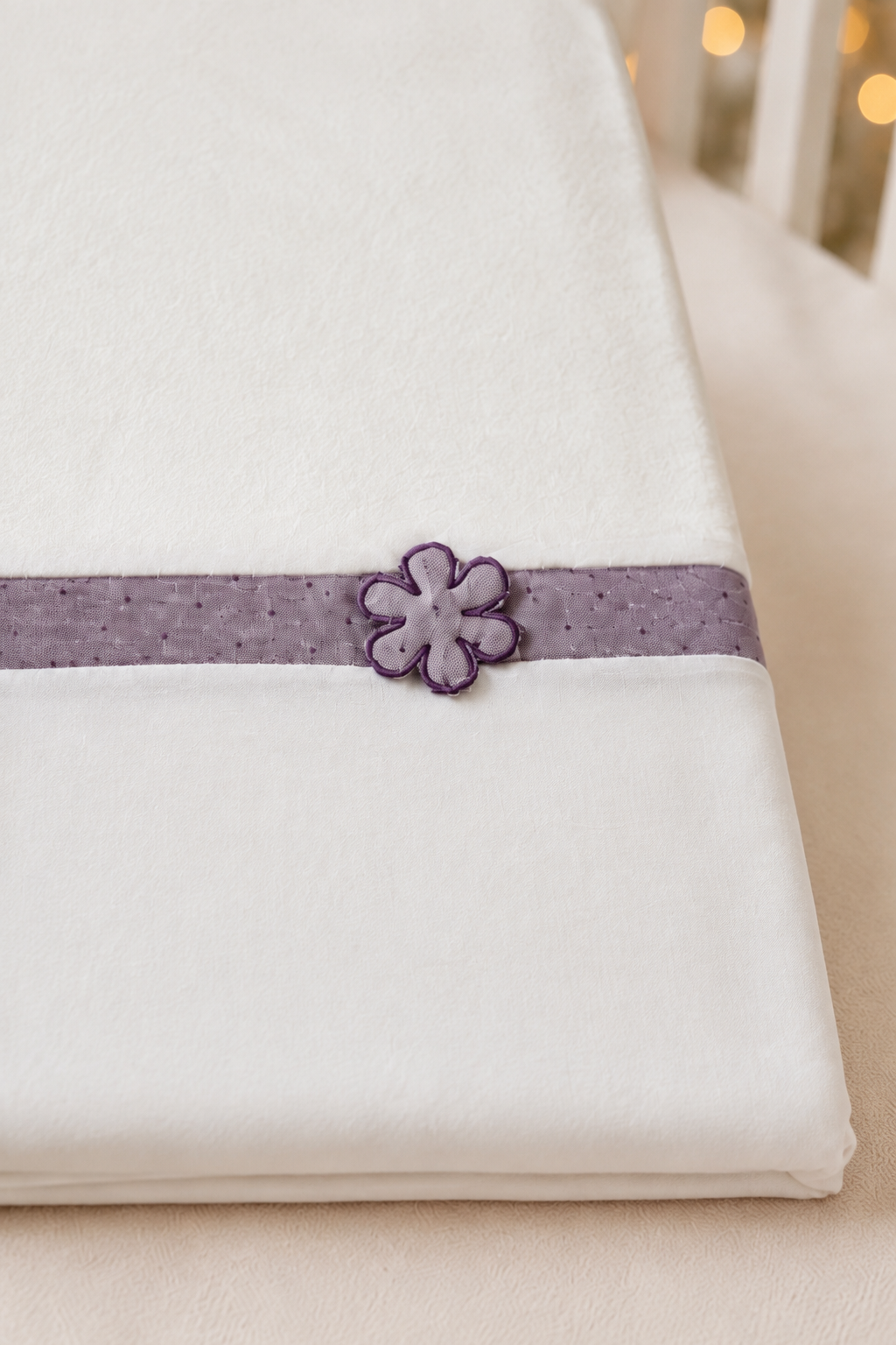 Copertina in ciniglia con applicazione fiore