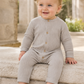Tutone in cotone a manica lunga raglan in costina organica con abbottonatura sul davanti