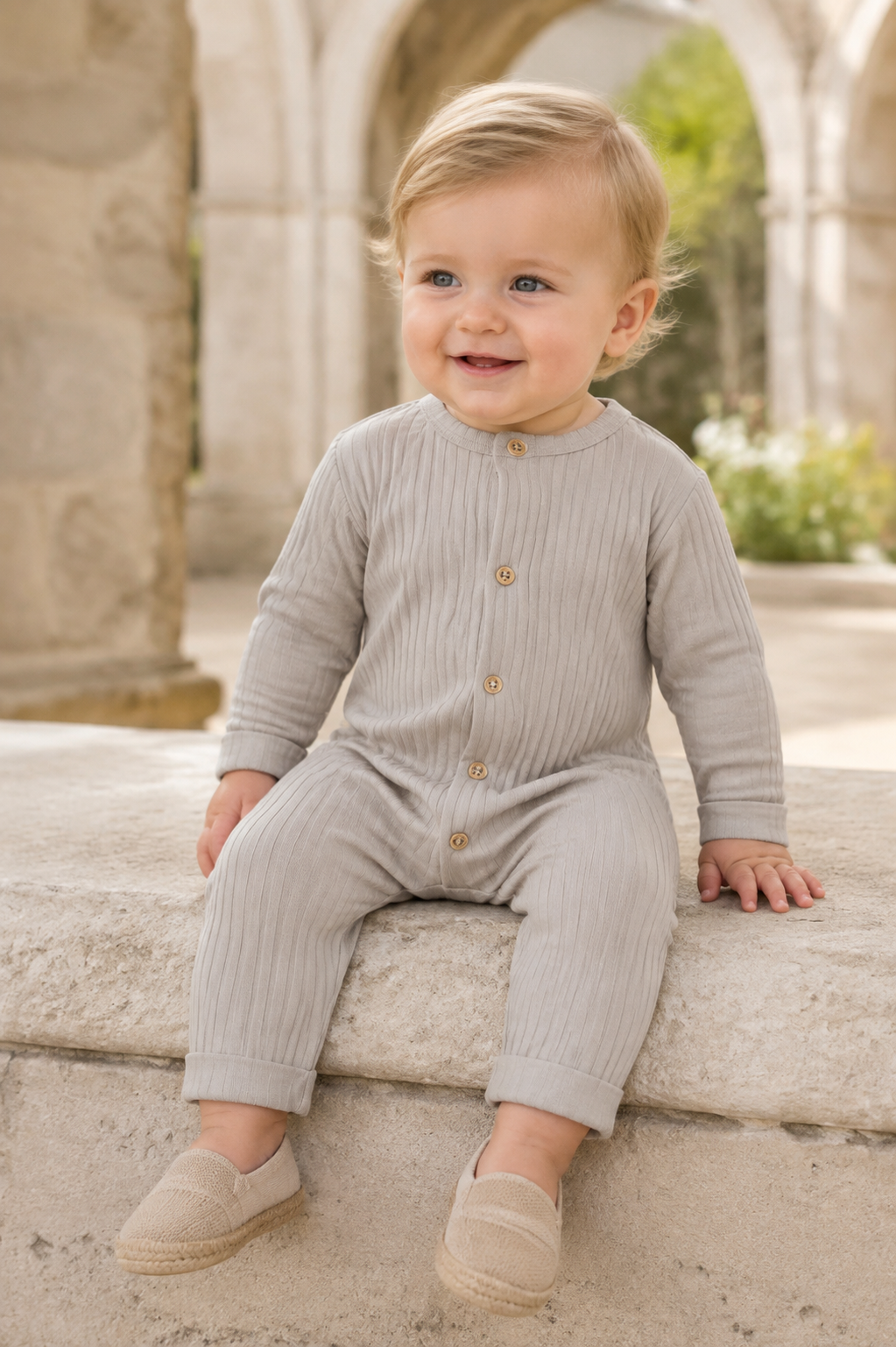 Tutone in cotone a manica lunga raglan in costina organica con abbottonatura sul davanti
