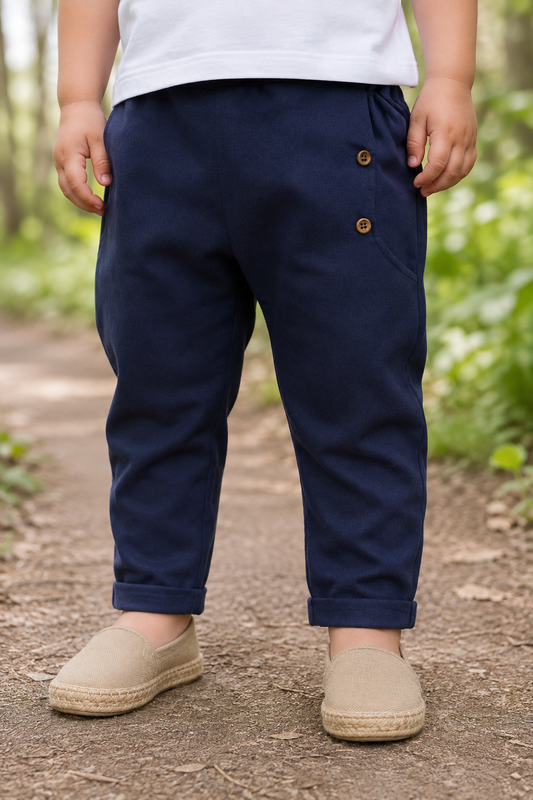Pantalone modello cavallo basso in lino con tasche e risvolti sul fondo