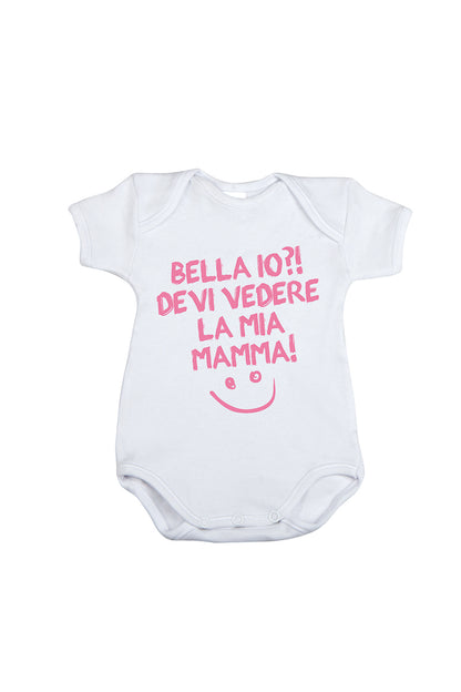 Body mezza manica in cotone con stampa "Bella io?! Devi vedere la mia mamma!"