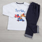 Completo: maglia in cotone con stampa e pantalone in tessuto effetto jeans con risvolti